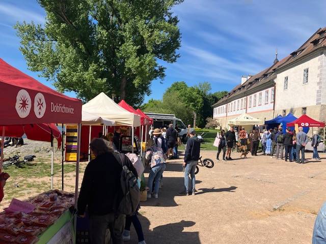 od 8-12 hodin u řeky pod zámkem