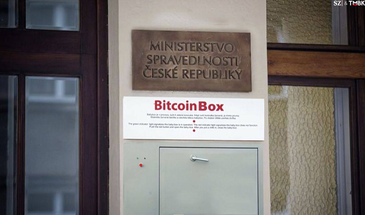 Nový vynález u vchodu do resortu justice. Právě tudy připluly do eráru bitcoiny. Koláž TMBK pro SZ.