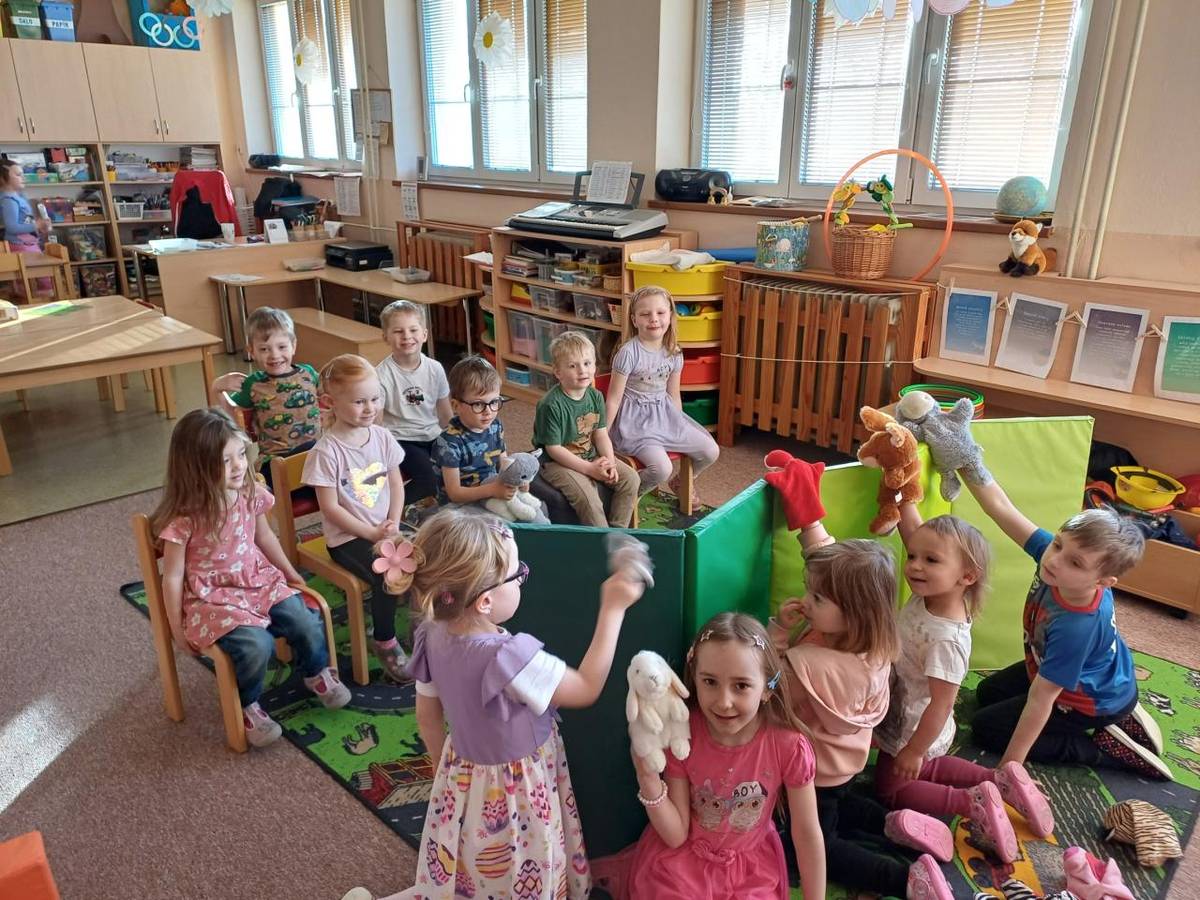 Vystoupení k MDŽ v kulturním domě Starý KLíčov, sejeme jarní osení, pečení sladkých dobrot pro maminky, Sedánka pro maminky, zážitkový program v ZŠ - Můj kamarád pes, hudební divadlo Múza - Jak se vodník chtěl ženit, vzdělávací program Lesní pedagogika, jarní hraní a tvoření venku a ve třídě.