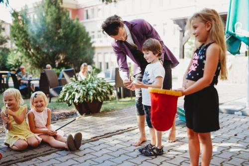 Program je určen nejen pro předškolní a mladší školní děti, ale myslíme i na teenagery, nudit se určitě nebudou.   13:00–16:00 hodin Kid Ajvn a Dave Lifestyle Fotbalová challenge - přijďte si zasoutěžit v dovednostní fotbalové výzvě o iPhone a balíčky s doplňky stravy.   13:00 hodin Ahoj děti! Petr Kutheil a Markéta Šandová v interaktivním programu plného her, tanců a písniček. Petra s Markétou znáte z pořadů Myš&Maš a z pražských divadel.   13:50 hodin Team GJ Vystoupí taneční škola streetdance se základnou v Říčanech a pobočkami na dalších šesti místech včetně Uhříněvsi.   14:00 hodin Červená stát! Zelená jedem! Dopravní pohádka Divadla Úsměv s kašpárkem, který se ocitne v rušném městě plném aut a potřebuje pomoc kamarádů. Ti ho naučí, co je přechod pro chodce, křižovatka, semafor a kašpárek je moc rád.   14:50 hodin Děti kouzlí, Martin čaruje Hodina kouzel, zábavy a dětského smíchu. Děti se do vystoupení zapojí a budou se dít neuvěřitelné věci a skutečná kouzla. A přítomní rodiče? Původně si chtěli odpočinout, ale...   16:00 hodin Kid Ajvn a Dave Lifestyle vyhlásí soutěž o iPhone a balíčky od BrainMarket a talkshow.   17:30 hodin  IAM Oskar Progresivní mladý umělec - jeho tvorbu lze zařadit do alternativního rapu s výraznými rockovými prvky. Oslovuje tak široké spektrum posluchačů od rapových přes popové až po rockové fanoušky. U nás vystoupí s kapelou.  Program je nabitý, přijďte za námi za hudbou, sportem, pohádkami a vysoutěžte si nový iPhone.