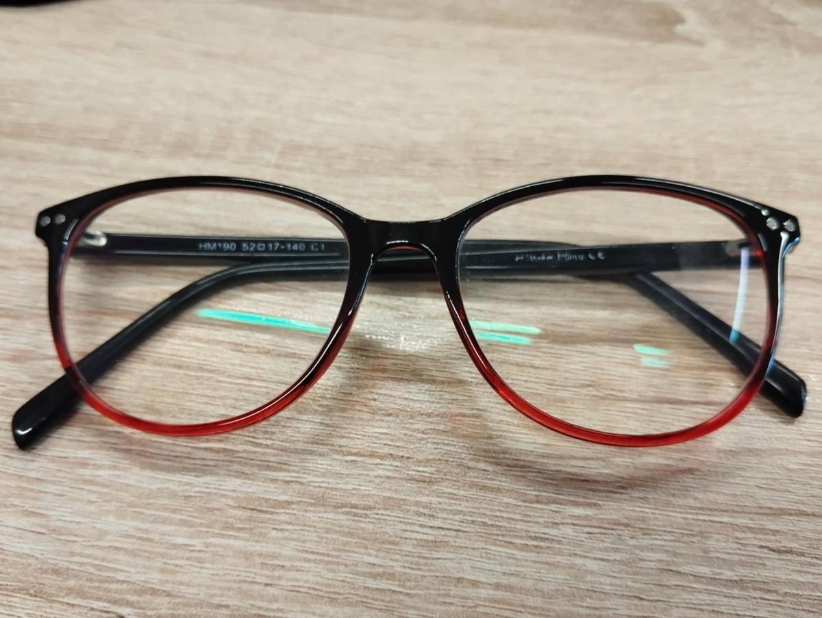 V Prachovicích u garáží, na louce u fotbalového hřiště se 31.5.2025 našly brýle. Jsou k vyzvednutí v pokladně OÚ.