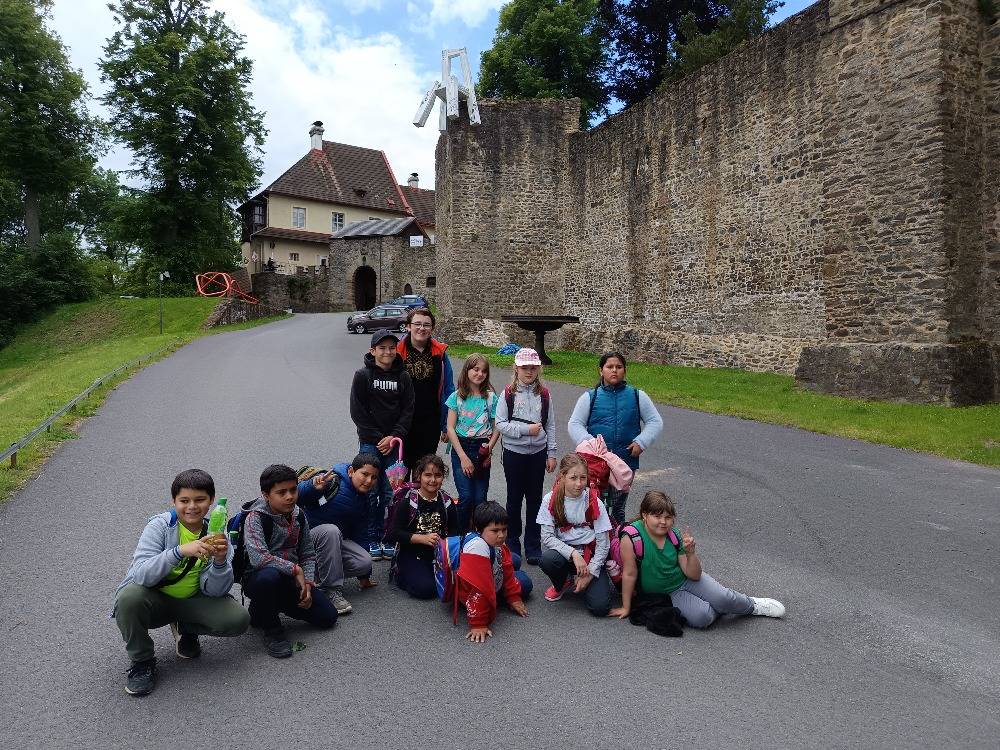 Školní cesta do historie - navštívili jsme zámek Týnec a hrad a zámek Klenová.