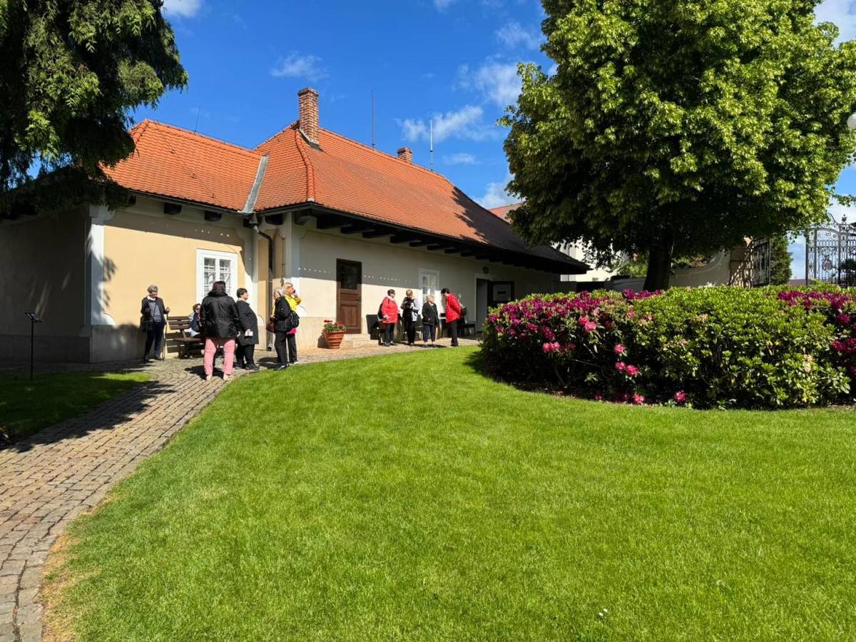 29. května 2025 se naši senioři podívali do barokního zámku v Lánech a zámeckého parku. Výlet byl na celý den, ale stálo to za to. Podle ohlasů se všem akce moc líbila.