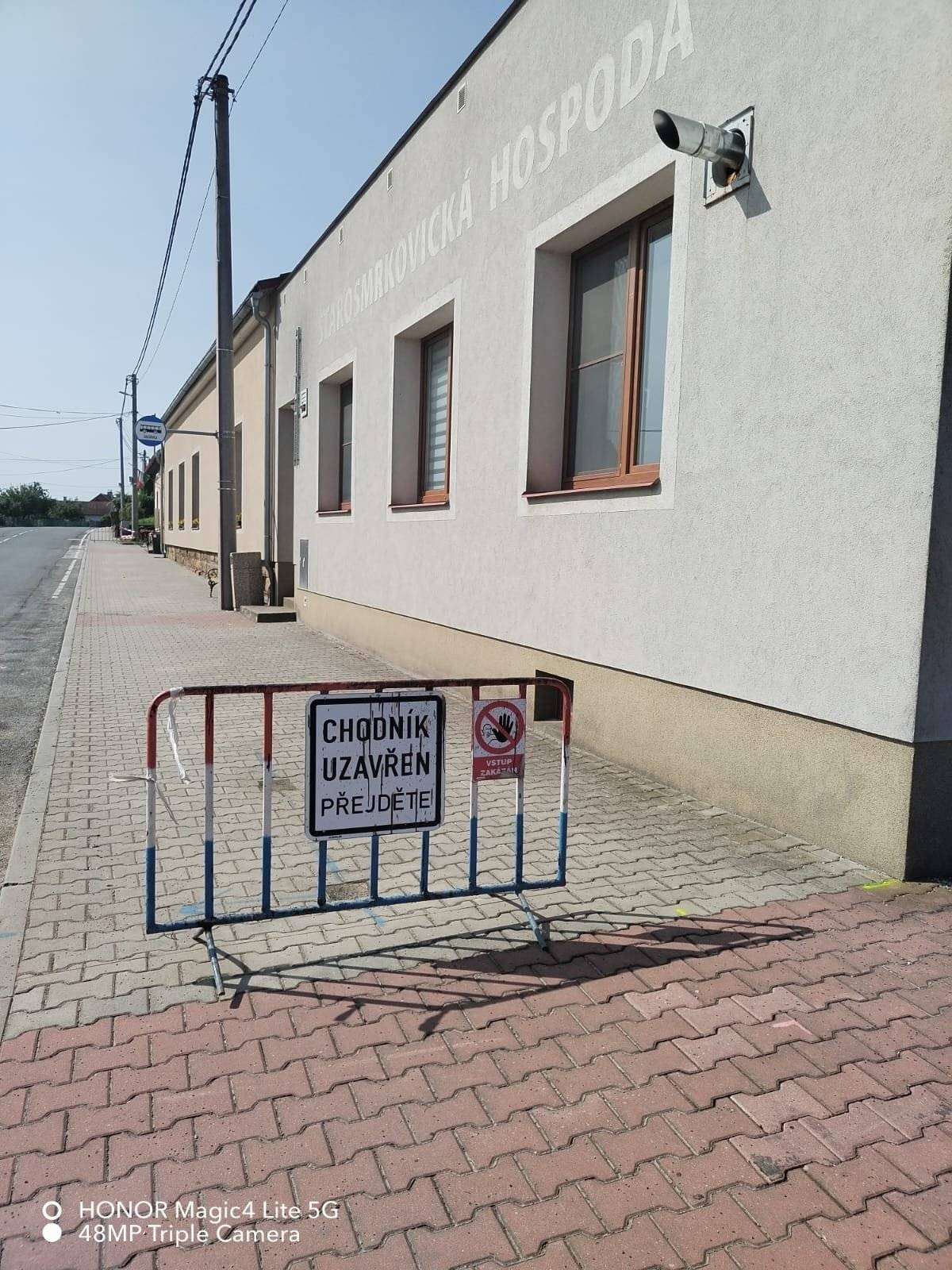 Žádáme občany, aby po dobu výkopových prací u hospody a obecního úřadu, dbali své osobní bezpečnosti a využili protější chodník. Děkujeme