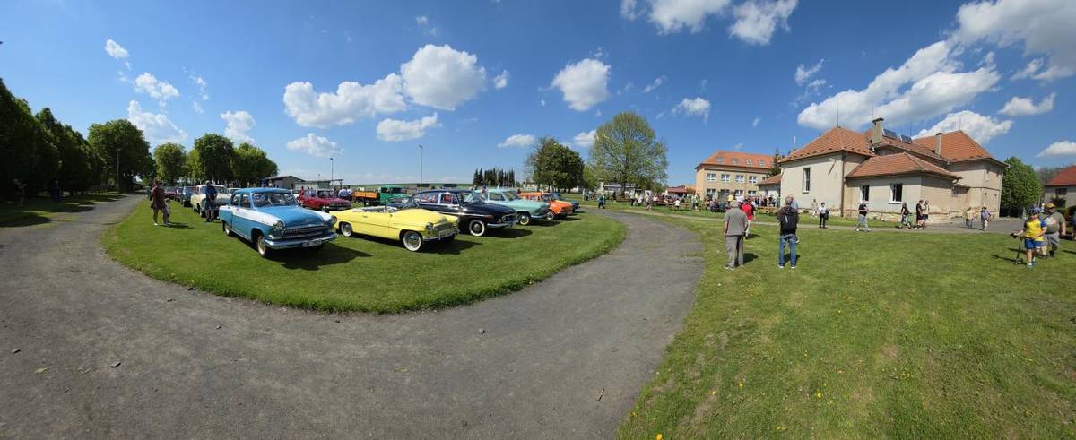 Na akci Retro 1. máj se v Mutějovicích představilo velké množství historických vozidel, která potěšila návštěvníky. Akce se konala za sokolovnou v Mutějovicích a přilákala milovníky automobilové historie.