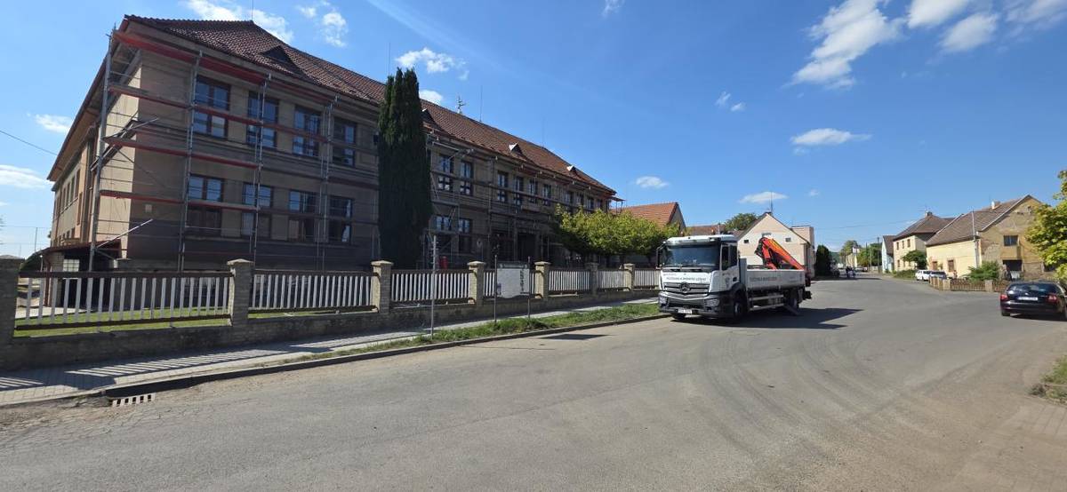 Padající omítka ohrožovala žáky a učitele naší ZŠ.