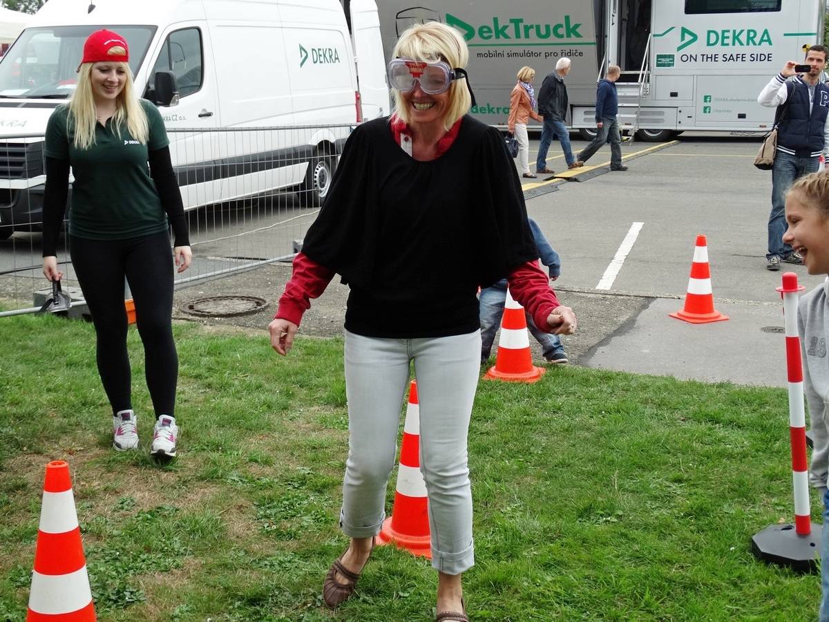 Program bude obzvláště vydařený, postupně si budeme představovat účinkující, ale také ostatní parádičky, které jsme si pro vás letos nachystali 😎  Dopravní bezpečnost? Vždy a za každé situace! Přijďte si od 13 do 17 vyzkoušet na vlastní kůži:  🍺👓 Úkoly s alkobrýlemi Upozorní na fakt, že alkohol komplikuje i ty nejjednodušší činnosti.  🫨 Otočný simulátor autonehody Ověřte si účinek bezpečnostních pásů, pěkně hlavou dolů.  🚲🛴 Road show bus Vžijte se do role běžných účastníků silničního provozu a za řídítky jízdního kola či motocyklu řešte různé situace na trenažéru nebo Xboxu.  🚦 Dětské dopravní hřiště (u tenisového kurtu) Hřiště pro předškoláky najdete na tenisovém kurtu. Kola a koloběžky s sebou!  🏎️ Šlapací i elektrické káry  Na místě budou vše bedlivě sledovat zástupci 🚔 Policie ČR. A vy si tak budete moci prohlédnout jejich automobil a motocykl, anebo vyzpovídat policejní cyklotým na jejich zkušenosti ze sedla jednostopého dopravního prostředku v ostrém provozu. 👩🏻🚒 Stanoviště tu budou mít také hasiči a BESIP.  Těšíme se s vámi na potkanou 🫡😊