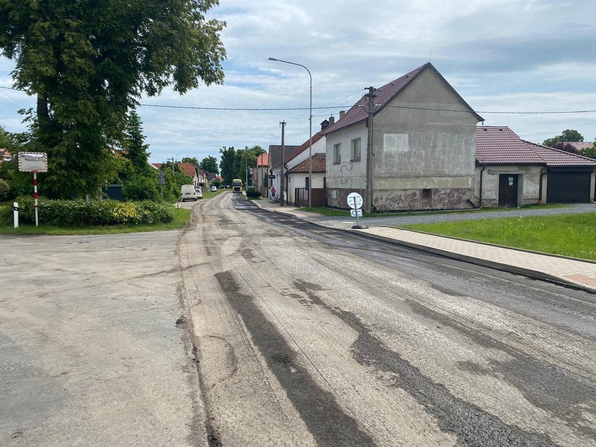 Postřik silnice pro asfalt bude probíhat v úseku Ploskov až k Žilině v pátek 6. 6. od 16:00 hodin a od 15:00 bude silnice od Ploskova úplně uzavřena, až do středy. Pokládka živice zde proběhne v pondělí.  Postřik v Žilině bude probíhat v pondělí 9. 6. od 16:00 a silnice i v Žilině bude uzavřena od pondělí 15:00 do středy do cca 10 hodin.