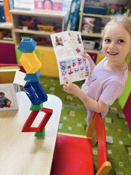 LOGICKÉ HRY PRE DETI  Dnes sme si potrápili hlavičky logickými aktivitami. Najskôr sme si precvičili pamäť rôznymi motoricko-manipulačnými hrami a potom sme si spolu vylúštili test z logickej olympiády, do ktorej sa každoročne zapájame.