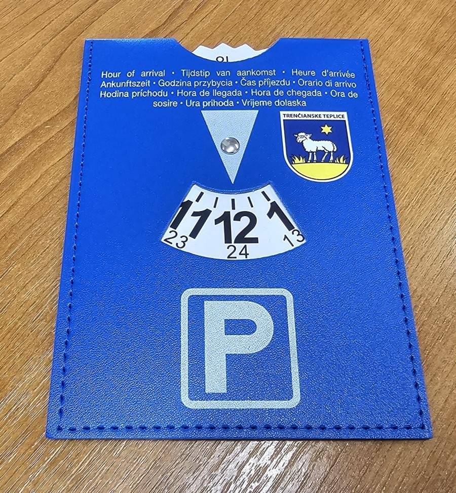 Vážení občania, mesto Trenčianske Teplice si plne uvedomuje, že nie každý má možnosť alebo dostatočné zručnosti na používanie mobilnej aplikácie ParkDots, prostredníctvom ktorej sa spravuje systém parkovania pomocou parkovacích kariet. S cieľom uľahčiť situáciu chceme vyjsť v ústrety všetkým držiteľom platnej parkovacej karty vo veku nad 65 rokov a ponúknuť im možnosť osobného prevzatia parkovacieho kotúča. Tento kotúč im umožní jednoduchšie preukázať oprávnenie na parkovanie – aj bez potreby použitia mobilného telefónu. Parkovací kotúč si môžete zdarma vyzdvihnúť na Mestskom úrade v Trenčianskych Tepliciach, kancelária č. 114, po predložení platného vodičského preukazu. Pondelok  8:00 - 12:00  13:00 - 14:30 Utorok      8:00 - 12:00  13:00 - 14:30 Streda      8:00 - 12:00  13:00 - 16:00 Štvrtok     zatvorené Piatok      8:00 - 12:00 Veríme, že aj touto iniciatívou prispejeme k tomu, aby bol parkovací systém prístupný a zrozumiteľný pre všetkých našich občanov.