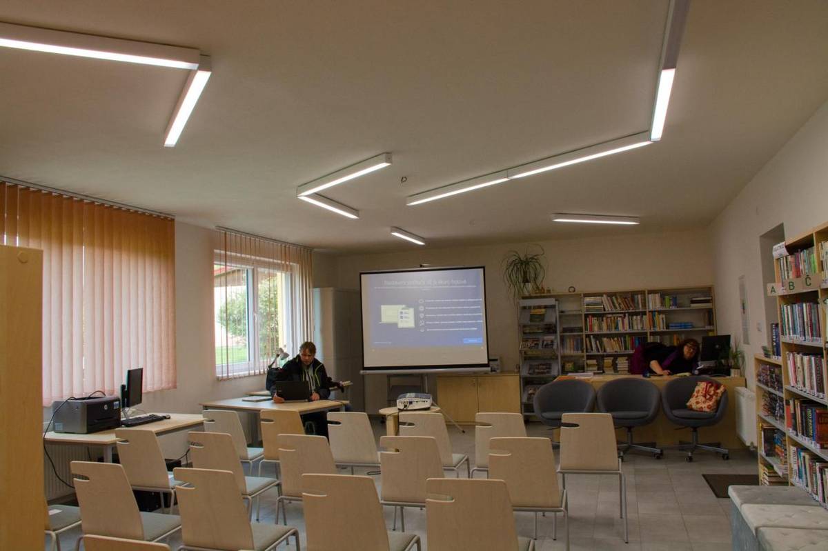 25. 4. 2025 přijel do naší knihovny spisovatel pan Jan Lakosil. Přijal naše pozvání, aby nám něco řekl o řopících na Kájovsku a okolí.