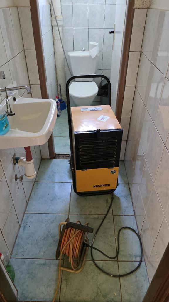 Vážení občania,  v nadväznosti na škodovú udalosť, ku ktorej došlo začiatkom mája v priestoroch obecného úradu a kultúrneho domu, Vás informujeme o aktuálnom postupe prác.