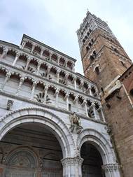 Jedním z nejpoklidnějších městeček v Toskánsku je rozhodně Lucca, obehnaná vysokými renesančními hradbami.