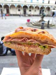 Na plněné sendviče z proslaveného místního fastfoodu Antico Vinaio se ve Florencii stojí fronty.