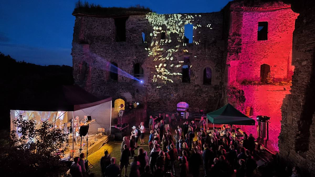 Dovolujeme si vás pozvat na výjimečné akce na výjimečných místech! Hospůdka U Krobiána v Hostimi + agentura 4K pořádá: Středa 11.6. od 19 h - Přednáška Davida Svobody, což je český historik, léta pracující pro Ústav pro studium totalitních režimů, dnes působící v Muzeu paměti XX. století. Detailně se zabývá moderními dějinami Ukrajiny, ukrajinsko-polskými vztahy a osudy Ukrajiny v Sovětském svazu. V rámci besední série o konfliktu na Ukrajině je jedním z nejpovolanějších, co se týče historických souvislostí. Pokud vás právě tato témata zajímají, neváhejte dorazit. Moderuje Tereza Povolná ze Seznam zpráv. Ve čtvrtek 12.6. od 20 hod. vystoupí seskupení Malý Bobr, což je sdružení muzikantů převážně z ETC, a také Milan Potoček a Norbi Kovács, kteří s láskou hrají úžasné písničky Petra Skoumala. Přijďte si poslechnout nejen tu o malém bobrovi ke Krobiánům v pozdním jaru. Na akci finančně přispívá město Beroun Státní hrad KRAKOVEC nabízí: Víkend 14. a 15. června -  FESTIVAL ARTORZO: Tenhle festival není jen o hudbě! Čtvrtý ročník festivalu ARTORZO přinese na magický hrad Krakovec pořádnou dávku současné hudby, vizuálního umění a dobré atmosféry. Historické kulisy hradu se na dva dny promění v epicentrum elektronické, ambientní i taneční muziky, kde se potkávají IDM,contemporary music, liquid funk i fusion jazz and world music.  Program hlavních umělců: Hior Chronik (Berlin), Hard To Frame, Omnion, Develooper, Silva Morasten a další ....