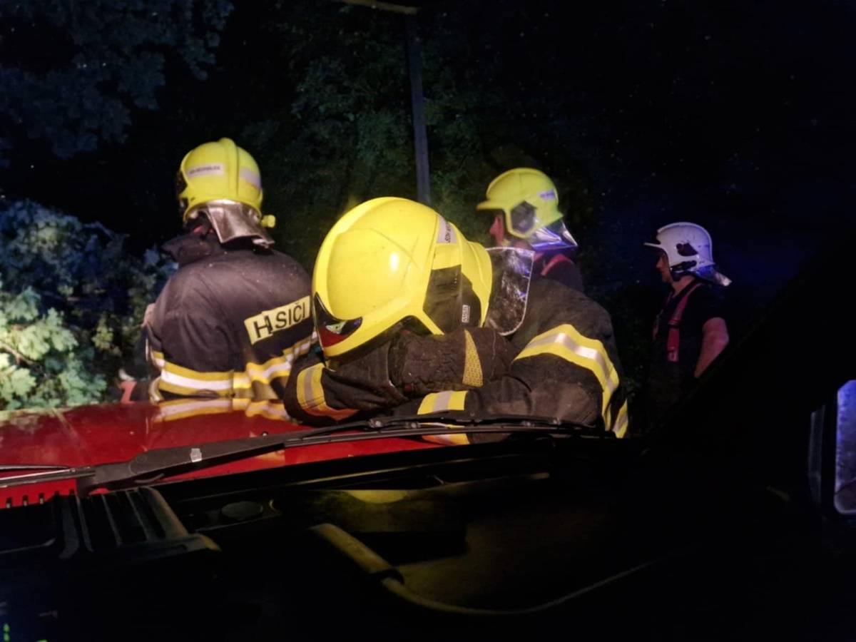 Dobrý den,tak dnes mají za sebou členové naší výjezdové jednotky pernou noc. Několika hodinová jízda na mimořádnou  událost-padlý strom v Oříkově.Cestou museli odstranit desítky jiných stromů. Někteří šli ráno rovnou do zaměstnání,tak doufám ,že to dnes zvládnou a moc všem děkuji J.Mašek.