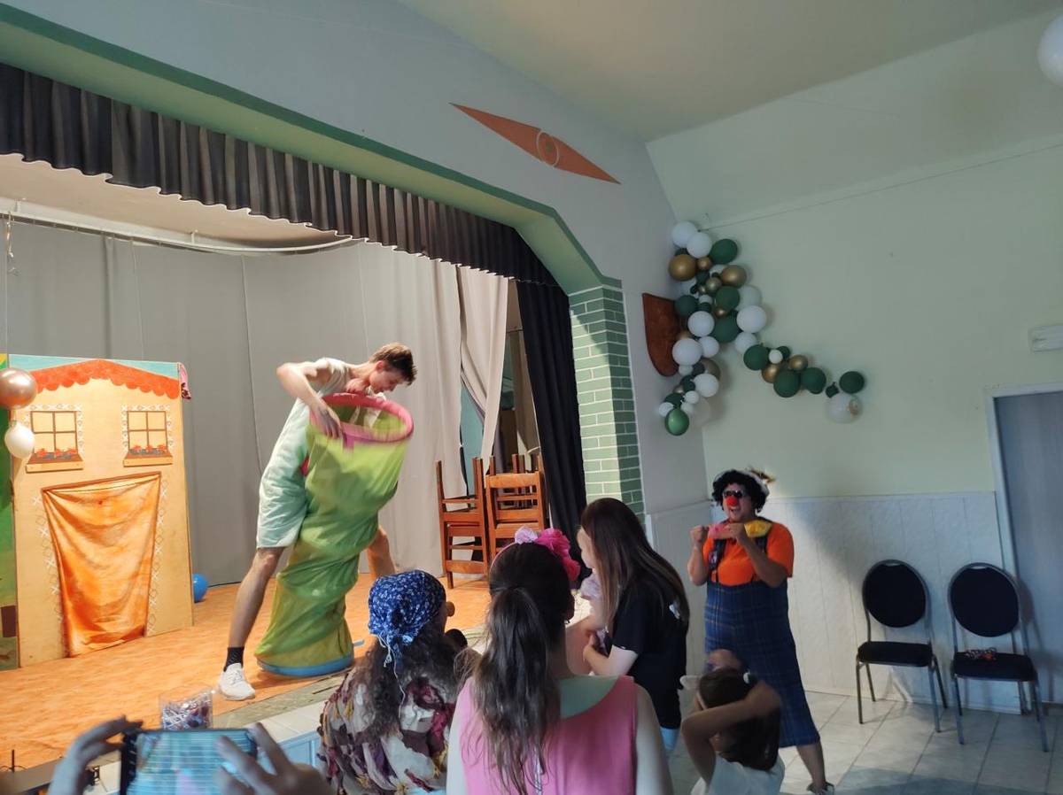 Detí síce bolo málo, ale stálo to za to. Rozprávka o Jankovi a Marienke, malý kvíz ako kto dával pozor,  súťaže so zapojením rodičov, zopakovanie klasiky v podobe starých detských piesní :-), škola tanca ale aj záverečná diskotéka. Veľké ďakujeme všetkým zapojeným hercom!