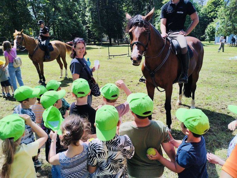 S deťmi navštívili areál Stredná priemyselná škola v Snine. Pre deti mali pripravený pekný program  ???? ????????, taktiež si vyskúšali dať prvú pomoc,no najviac sa deťom páčili policajné kone. Ďakujeme za pozvanie.