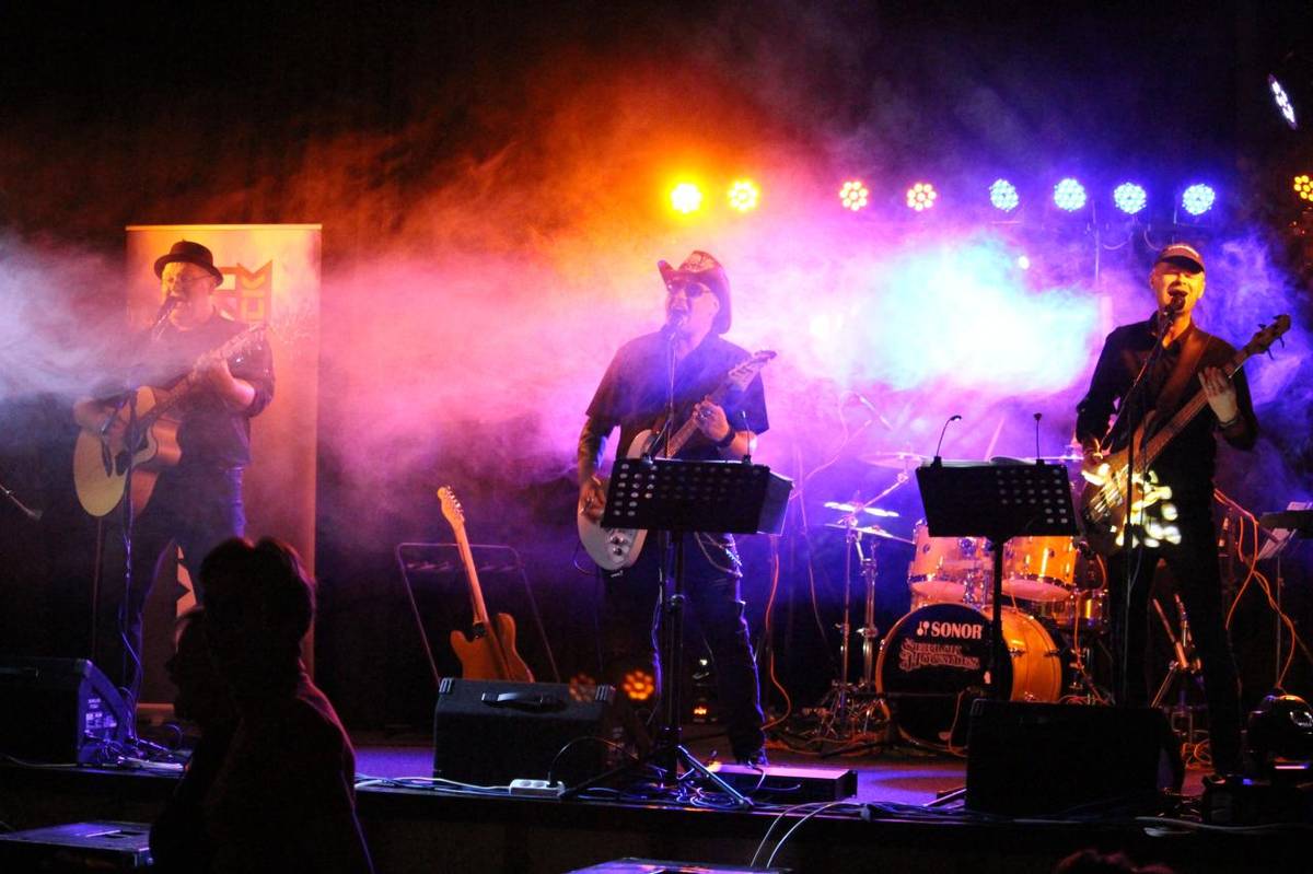 Explozet zahrál na Cebivském bále v místním KD pro skoro plný sál. Bál uspořádal místní hostinský