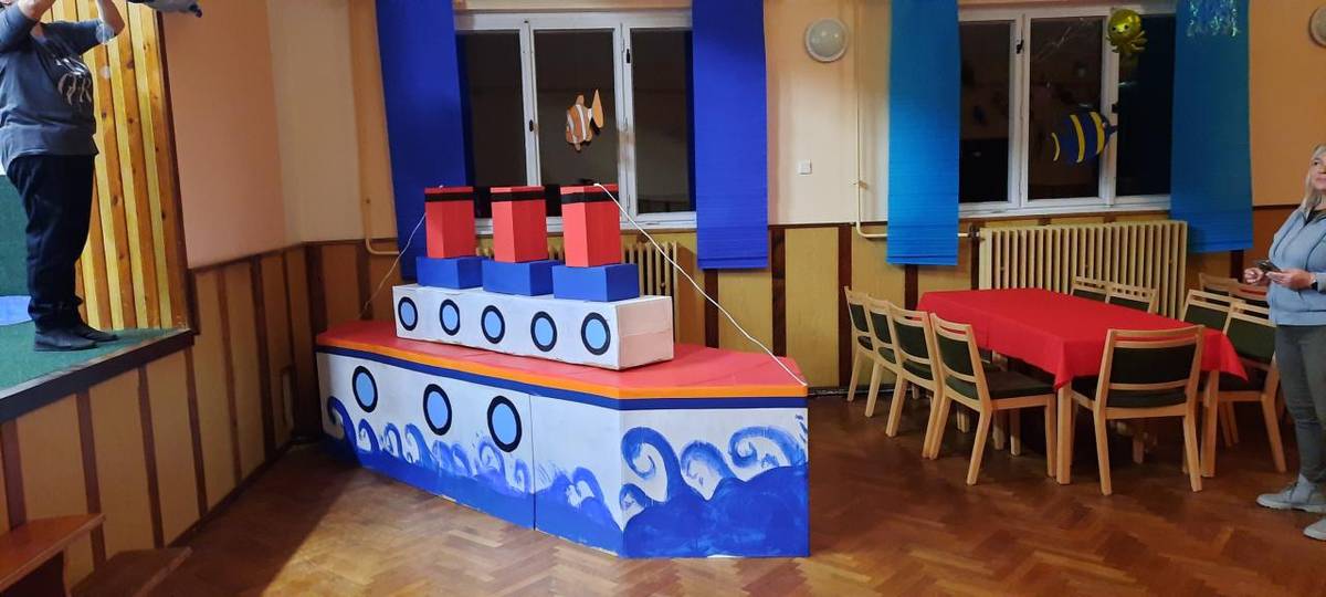 Dětské maškarní s tématikou vodního světa. krásné masky rodičů i dětí doplnily atmosféru sálu vyzdobeného jako podmořský svět. Soutěž o nejhezčí masku rodiče vyhrála medůza v podání Michaely Henkelové. Jméno pro parník:,,Cebiváček"vymyslel Matěj Modrzewski