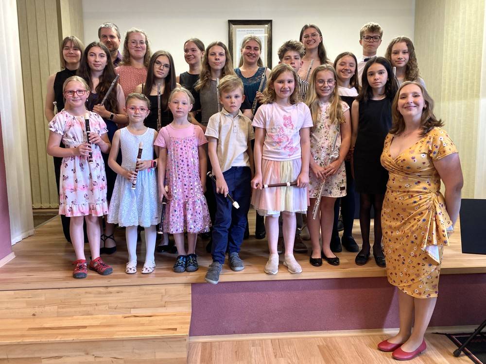 Flétnový koncert žáků p. uč. Markéty Jetelové  Jako hosté vystoupili žáci učitelů Š. Taišlové, P. Smetáčka, T. Bernardové a R. Černého