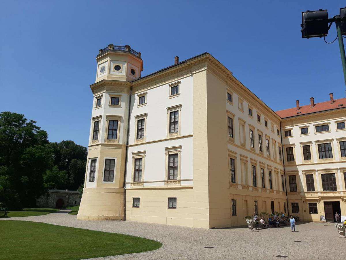 Výlet se studenty z Virtuální univerzity třetího věku do Strážnice, navštívili jsme zámek, skanzen a po vydatném obědě i centrum města. Na závěr nechyběla káva se zákuskem nebo zmrzlinou.