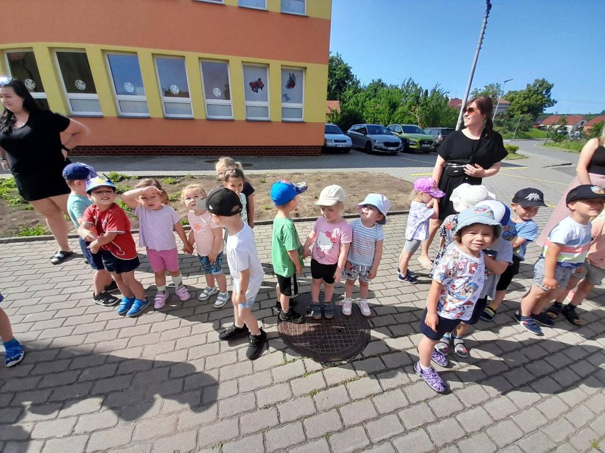 Dne 6. 6. 2025 nás navštívili hasiči SDH Hluk a městská policie. Nacvičili jsme si, jak se chovat při mimořádných situacích, pozorovali jsme hasiče, jak hasí požár a sami jsme si to vyzkoušeli. Nechyběla ani prohlídka hasičského auta a následné dovádění v pěně završené odpoledním opékáním špekáčků.