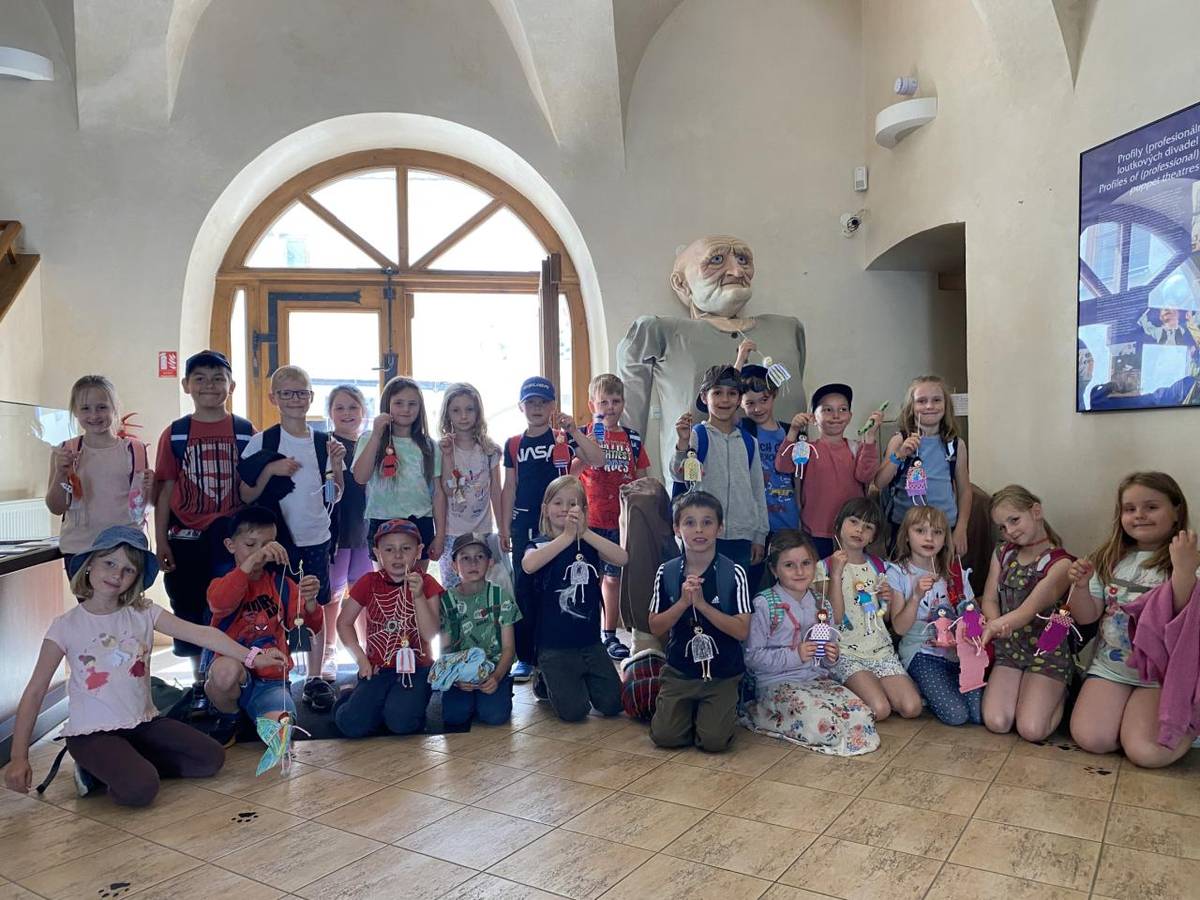 Žáci první třídy navštívili ve středu 4. června 2025 Muzeum české loutky a cirkusu v Prachaticích. Žáci se seznámili s loutkovým královstvím a cirkusovým šapitó prostřednictvím místních loutek. Loutková část byla zaměřena na historii českého loutkářství.