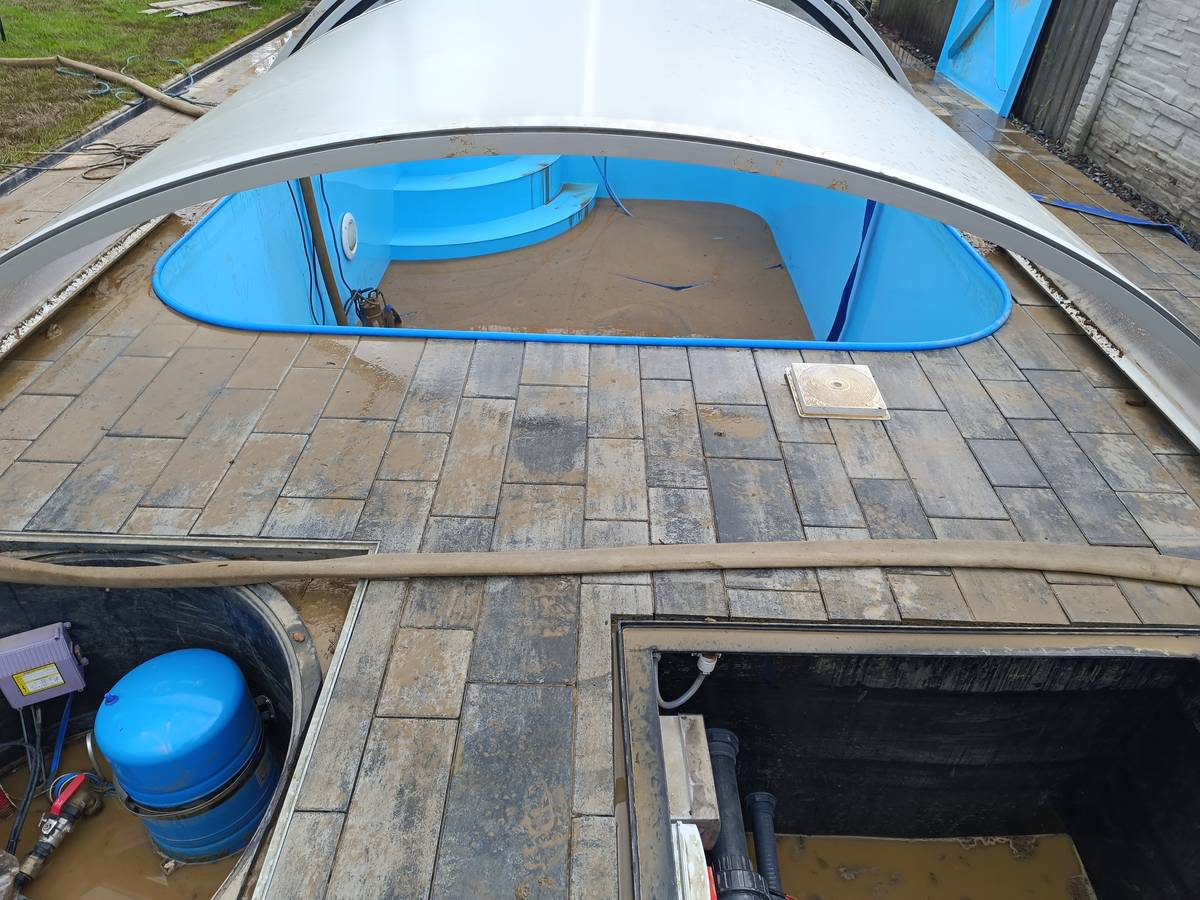 Dobré poledne, noční bouřka bohužel nezůstala bez následků. Začínáme s úklidem komunikací. Následovat pak bude čištění škarp a propustků.... P.S. Máme zmapovánu celou obec a čištění s opravami bude probíhat postupně dle nastavených  priorit od největších průšvihů až po ty drobné nakonec. V. Vavra