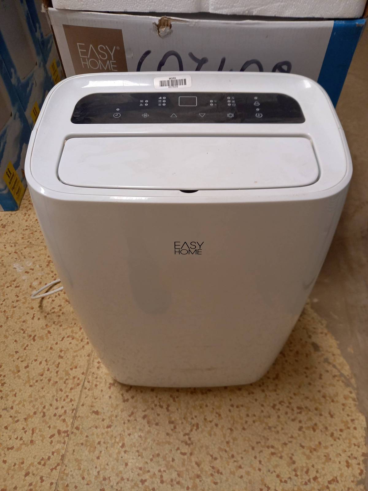 Prosíme občany, kteří mají vypůjčené vysoušeče značky Master DH 721 P nebo jiné značky, aby je vrátili do hasičské zbrojnice v Holčovicích. Vysoušeče značky Master DH 721 jsou označeny nálepkou Diecézní charita ostravsko-opavská viz foto. Jedná se celkem o 3 chybějící vysoušeče. Zároveň obec postrádá navrácení 1 kusu žluté wapky značky Kärcher. Wapky byly zapůjčeny Diecézní charitou v originálních krabicích, které jsou označeny DCH0024.  Dále prosíme o navrácení ostatních zapůjčených vysoušečů EASY HOME a topidel REDDY a TROTEC. Obec je musí vrátit Městu Krnov, které je má zapůjčené od státu. Vypůjčené věci prosím vracejte do hasičské zbrojnice. DĚKUJEME.