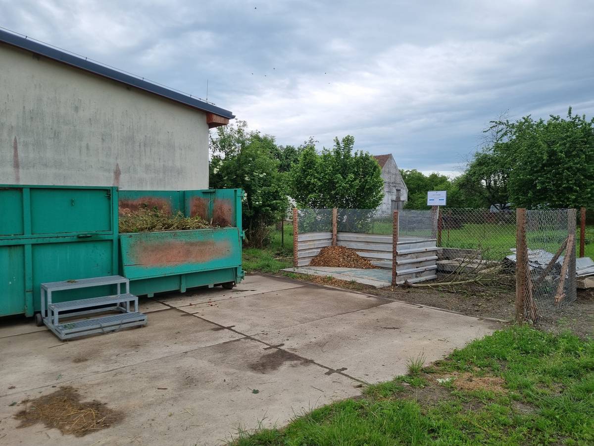 🎉 VELKÝ KROK PRO NAŠI OBEC! 🎉 Máme pro vás skvělou novinu, která posune naše společné hospodaření s odpady na zcela novou úroveň! 🌱💪 Obec nově upravila místo pro odkládání bioodpadu. Kromě stávajícího kontejneru na biologický odpad můžete nově odkládat větve z ořezu dřevin na vyhrazené místo. Tyto větve budou pravidelně drceny na štěpku, která bude ZDARMA k dispozici všem občanům! 🌿♻️ Tímto krokem přinášíme do obce praktické a ekologické řešení, které pomůže nám všem: ✅ snížíme množství odpadu ✅ podpoříme recyklaci přímo v místě ✅ nabídneme kvalitní štěpku pro vaše zahrady 👉 Má to ale jednu důležitou podmínku: bioodpad třiďme správně! Jen tak bude mít celé opatření smysl a skutečný přínos pro každého z nás.   👏 Děkujeme všem, kdo se zapojí a pomohou nám udělat naši obec čistější, zelenější a udržitelnější.