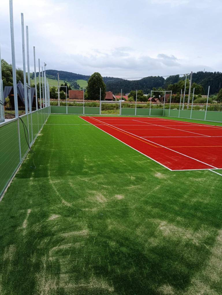 Práce na multifunkčnom ihrisku stále prebiehajú. Z bezpečnostných dôvodov prosíme deti aj dospelých, aby ihrisko zatiaľ nepoužívali. Počkajte prosím na oficiálne otvorenie.