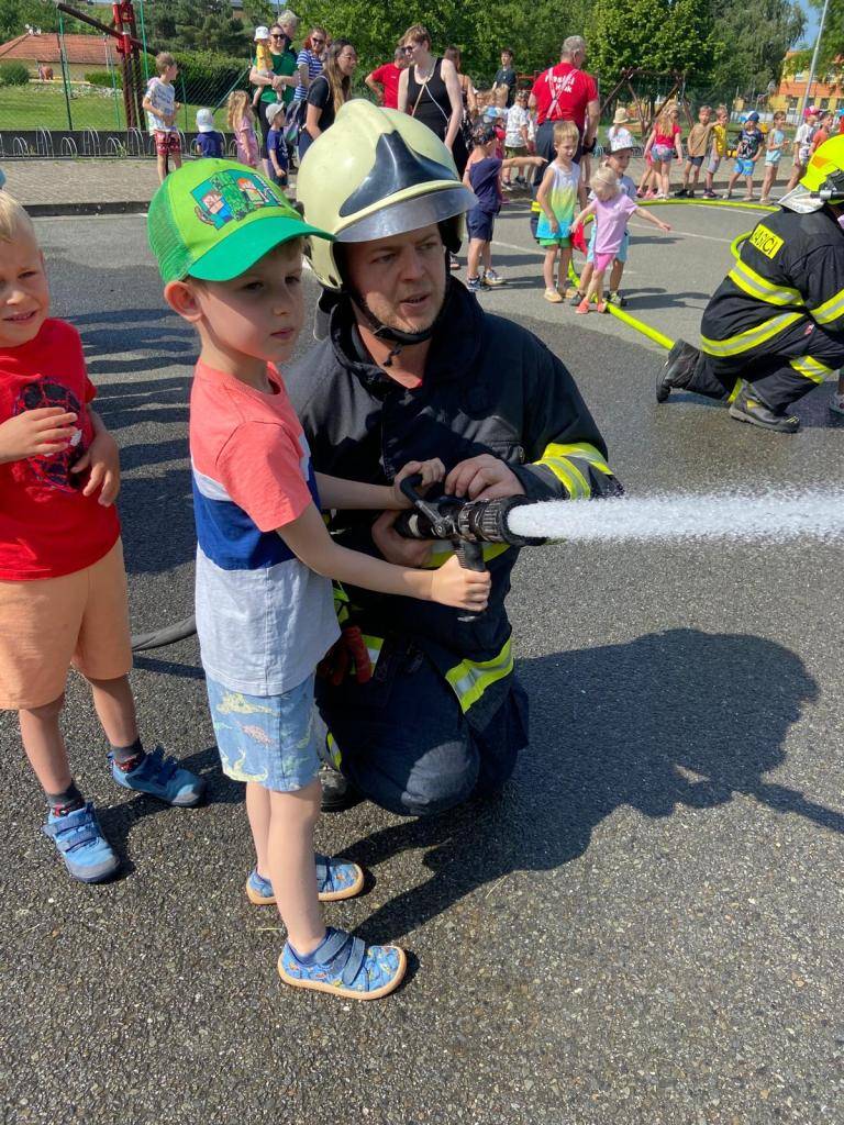 Hasiči si pro děti připravili cvičný požární poplach. Děti si mohly prohlédnout hasičská auta, zkusit stříkat vodu hasičskou hadicí a na závěr je čekalo překvapení - pěna.