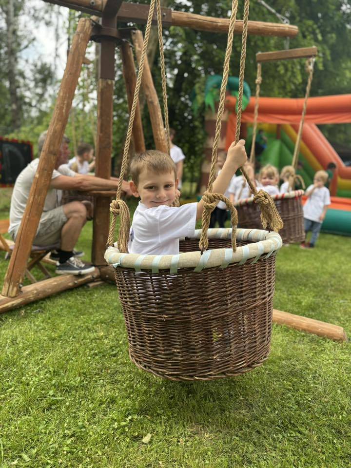 Medzinárodný deň detí (1. júna) je významným dňom, ktorý sa oslavuje po celom svete na podporu práv detí, ich pohody a šťastia. Medzinárodný deň detí sa slávi rôznymi aktivitami, my sme si pre naše detičky pripravili športovo zábavný deň s nadrozmernou pandou.
