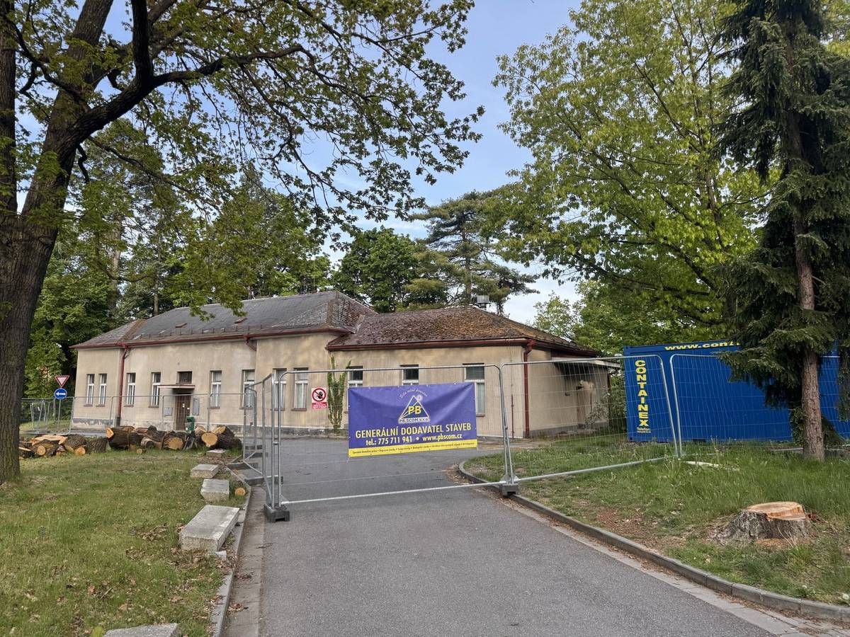 V areálu pelhřimovské nemocnice probíhala dne 5. června demolice dvou starých objektů – garáže a budovy, ve které dříve sídlila nemocniční knihovna a urologické ambulance. Tyto budovy už nevyhovovaly současným potřebám a místo nich vznikne nové parkoviště s více než 30 novými parkovacími místy. Nové parkoviště výrazně usnadní parkování nejen pacientům, ale i návštěvám nemocnice.