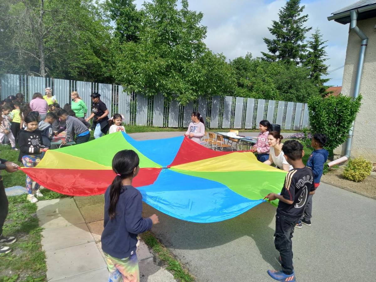 Deň detí, organizovaný ZŠ Bačkov, v spolupráci so ZUŠ, OcÚ, TSP, MOaPS a mamičkami. Na záver pani kuchárky z našej školskej jedálne všetkých pohostili perfektným kotlíkovým guľášom a jablkovým koláčom. Žiaci a deti si tento deň náramne užili a domov odišli plní zážitkov.