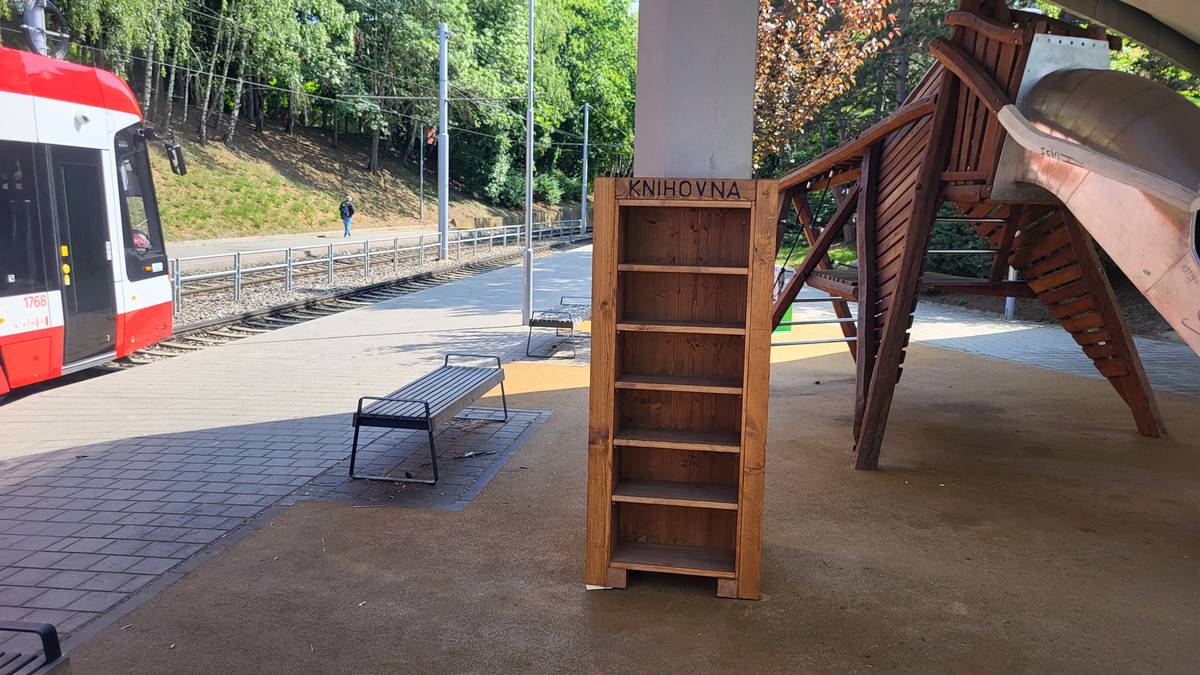 První nově instalovaná knihobudka je na zastávce šaliny Běloruská. Z dodaného materiálu zhotovili a instalovali odsouzení z bohunické vazební věznice.  Antonín Crha starosta