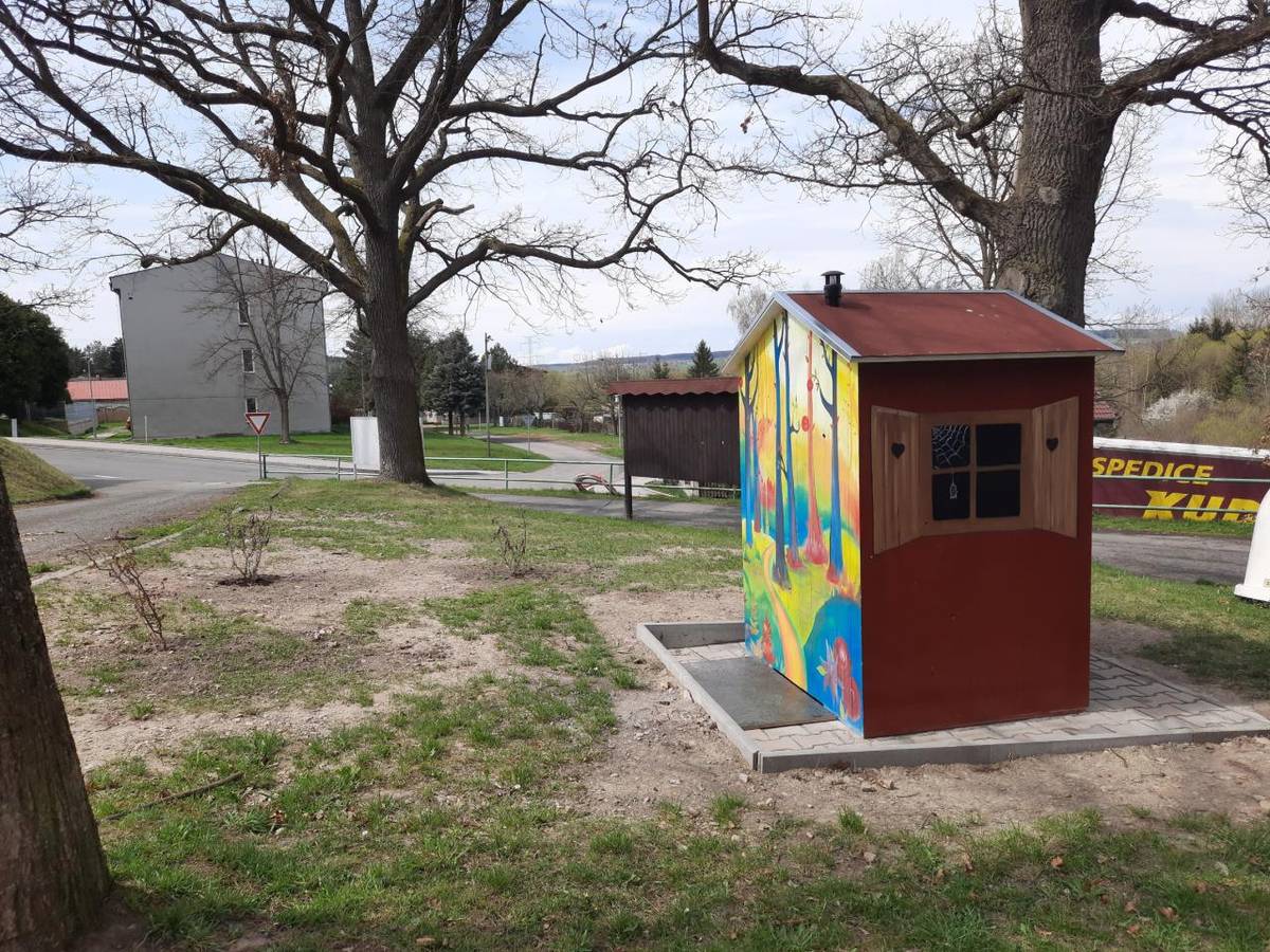 V Cebivi už nemusíte hledat místo v přírodě, kde byste mohli vykonat svojí potřebu. U místního obchodu máme ekologickou kompostovací toaletu, kterou nám krásně vymalovala Andrejka Bílá. Slavnostně jsme jí uvedli do provozu v pátek 28.3.MASka nám na to dala peníze.