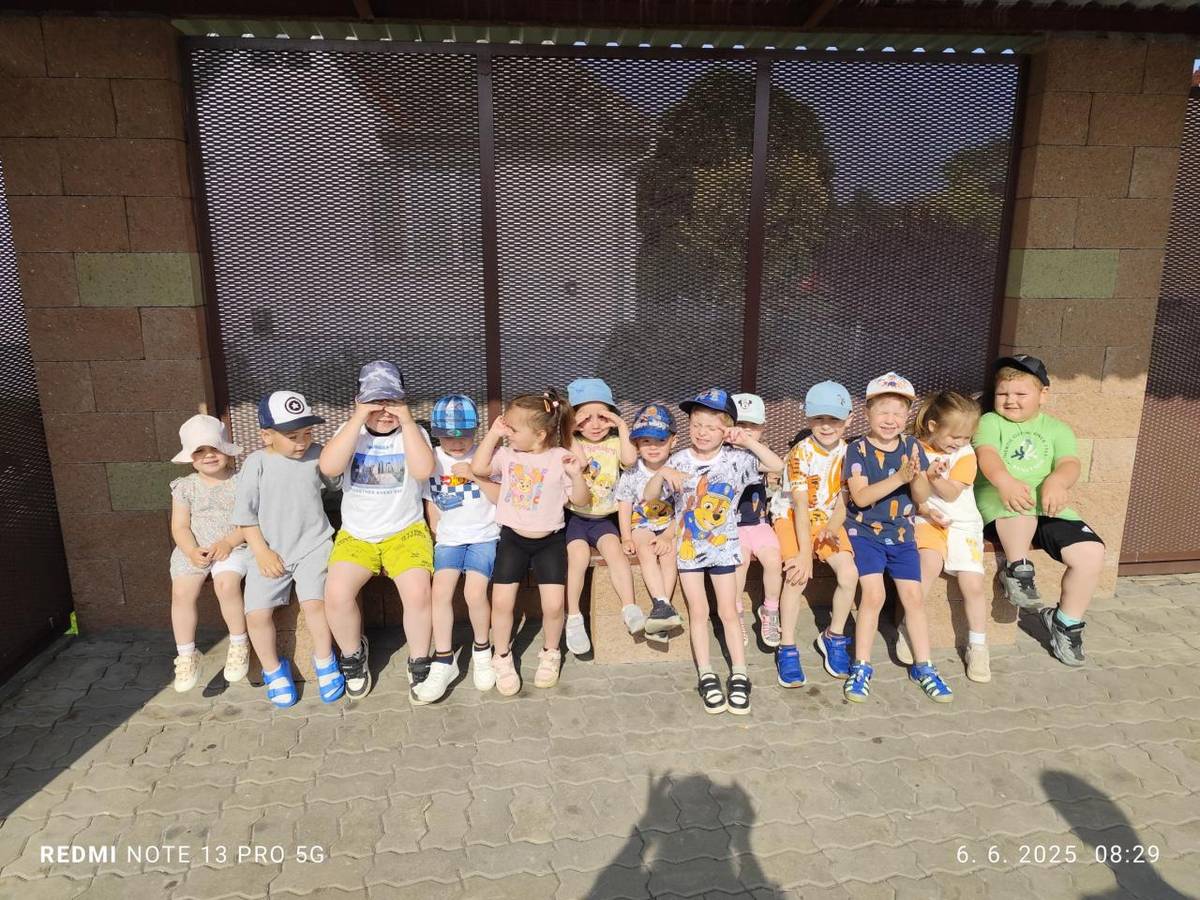 V piatok 6.6. sme si spravili malý výlet na Deň otvorených dverí u Hasičov v Trebišove,videli sme rôzne typy vozidiel a prácu hasičského zboru. Potom sme sa presunuli do CVČ Trebišov,kde nám poskytli zábavu na dvore v príjemnom tieni a hlavne skákací hrad, čo bolo pre deti asi najväčším zážitkom.