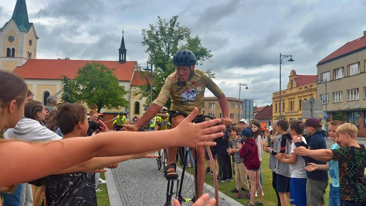 Žáci naší školy přivítali slavného velocipedistu Josefa Zimovčáka v Sedlci