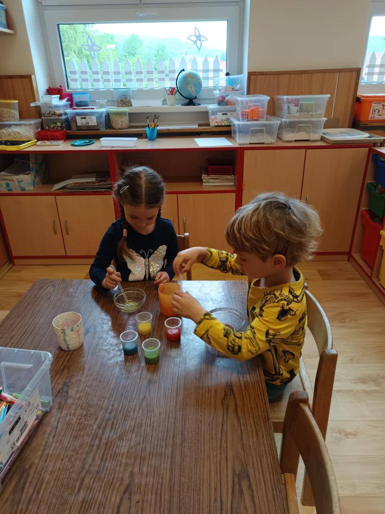 Blíží se léto a barev je kolem nás spousta, a tak si berušky s barevnými hrály a pozorovaly. Kromě barev jsme společně oslavili den dětí a to tak, že jsme hledali poklad.