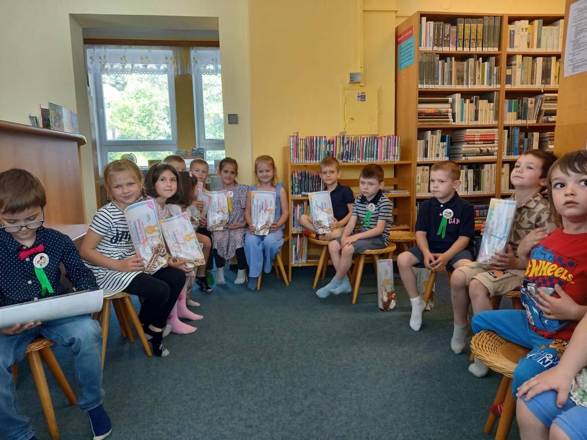 Dne 4. 6. dopoledne se děti z MŠ ze třídy Žabiček přesunuly do místní knihovny, kde na předškoláky čekalo slavnostní Pasování na čtenáře.