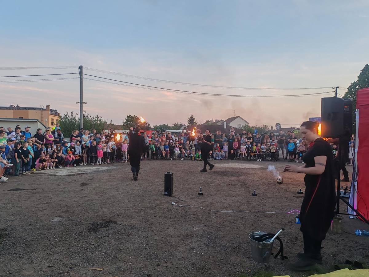 Poslední dubnový den se v naší obci konalo tradiční Pálení čarodějnic. Akce začala v 17h na kurtech programem Streetshow Znojmo. Děti si mohly prohlédnout hady, plácnout si s maskoty Minnie a Mickey Mouse. Přčipraveny byly dílničky kde si mohly děti vytvořit netopýra. Na závěr akce