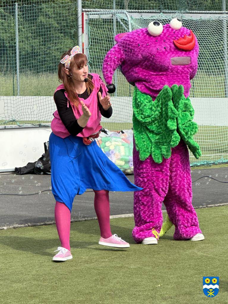 V pátek odpoledne se umoudřilo počasí a my jsme mohli společně oslavit svátek všech dětí. Nejdříve děti zdolaly stanoviště s úkoly a potom si mohly zatancovat s Vendou a jejím maskotem Smíchule. Doprovodným programem bylo tvarování balónků, malování na obličej, pletení copánků a tvořivá dílnička.