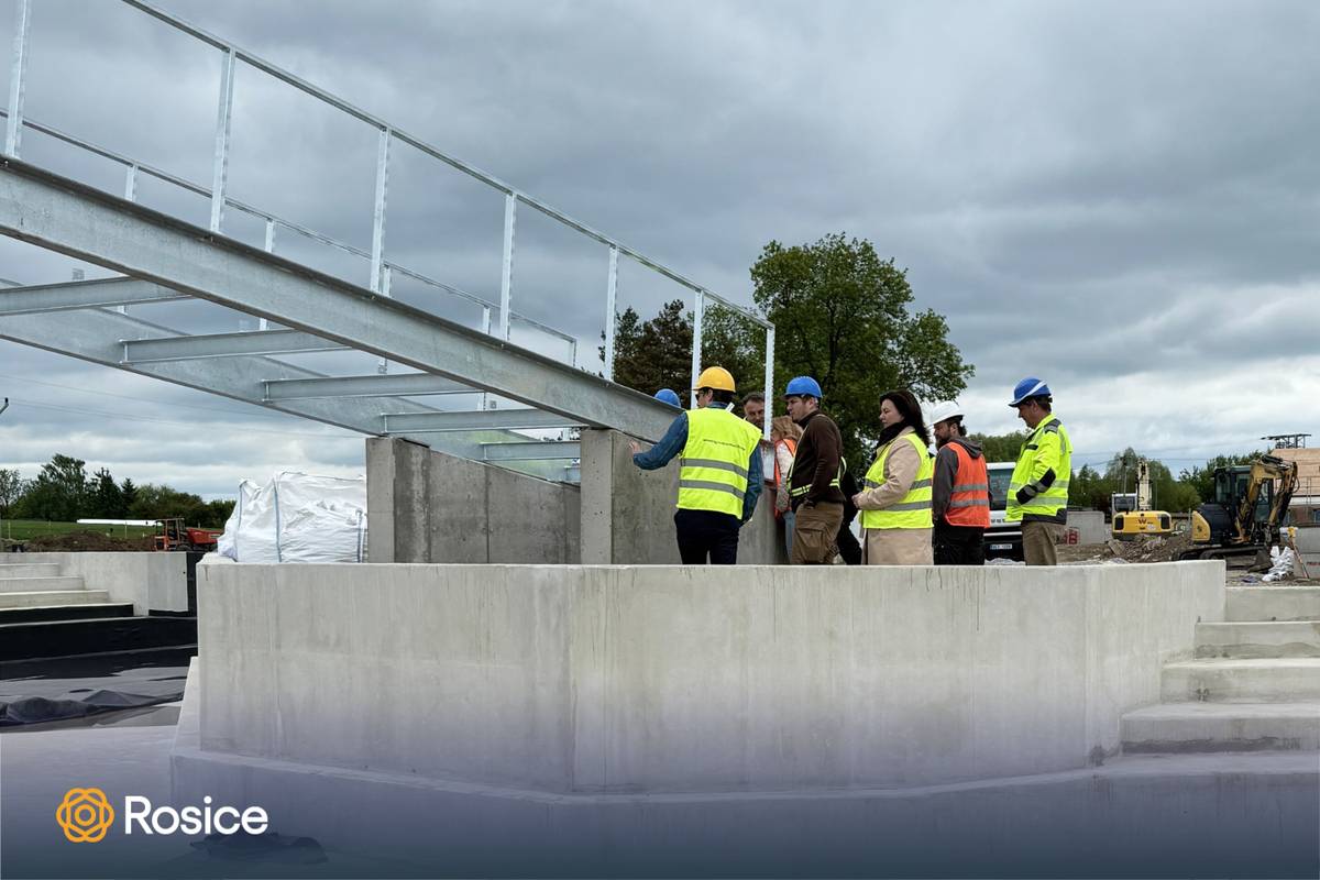 Stavba koupaliště jde pomalu do finále. Čtěte víc v eNovinách.