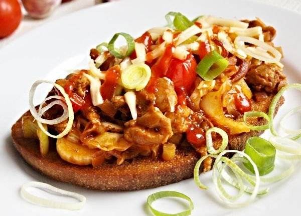 Pátek otevřeno od 17-22 hodin, na zub budou topinky s masovou směsí. Sobota otevřeno od 10-14 hodin. Večer zavřeno (soukromá akce). Neděle zavřeno. Fotbal venku od 17.00 hodin - Starý Kolín : Sokol Veletov. Jarní putování se sv. Jakubem dne 7. června 2025 přes Labe přívozem do Veletova od 09.30 - 16.00 hodin, kostel k prohlídce od 09.30 - 14.00, Námořní muzeum 10.00 - 17.00 hodin.