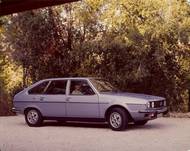 Do Československa se i navzdory dobré pozici Renaultu šestiválcový model nikdy nedostal, trh se musel spokojit s asi 230 kusy čtyřválcového R20.