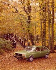 Zatímco Renault dělal auto v mnoha barvách, Rumuni měli jen černou a tmavě modrou.