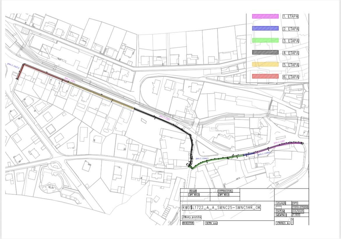Uzavírka chodníku Starochuchelská – CETIN – optický kabel Zároveň bude v ulici Starochuchelská od křižovatky s ulicí Na Hvězdárně až po náměstí Omladiny uzavřen chodník na levé straně směr Slivenec z důvodu pokládky optického kabelu (CETIN). Tato uzavírka bude rozdělena do 6. etap od 23.6. do 17.7.2025, viz přiložená situace.
