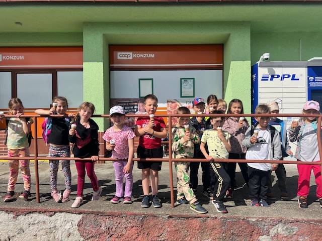 Oslavu Dne dětí, kterou pro nás připravili žáci 9. třídy, jsme si všichni náramně užili.